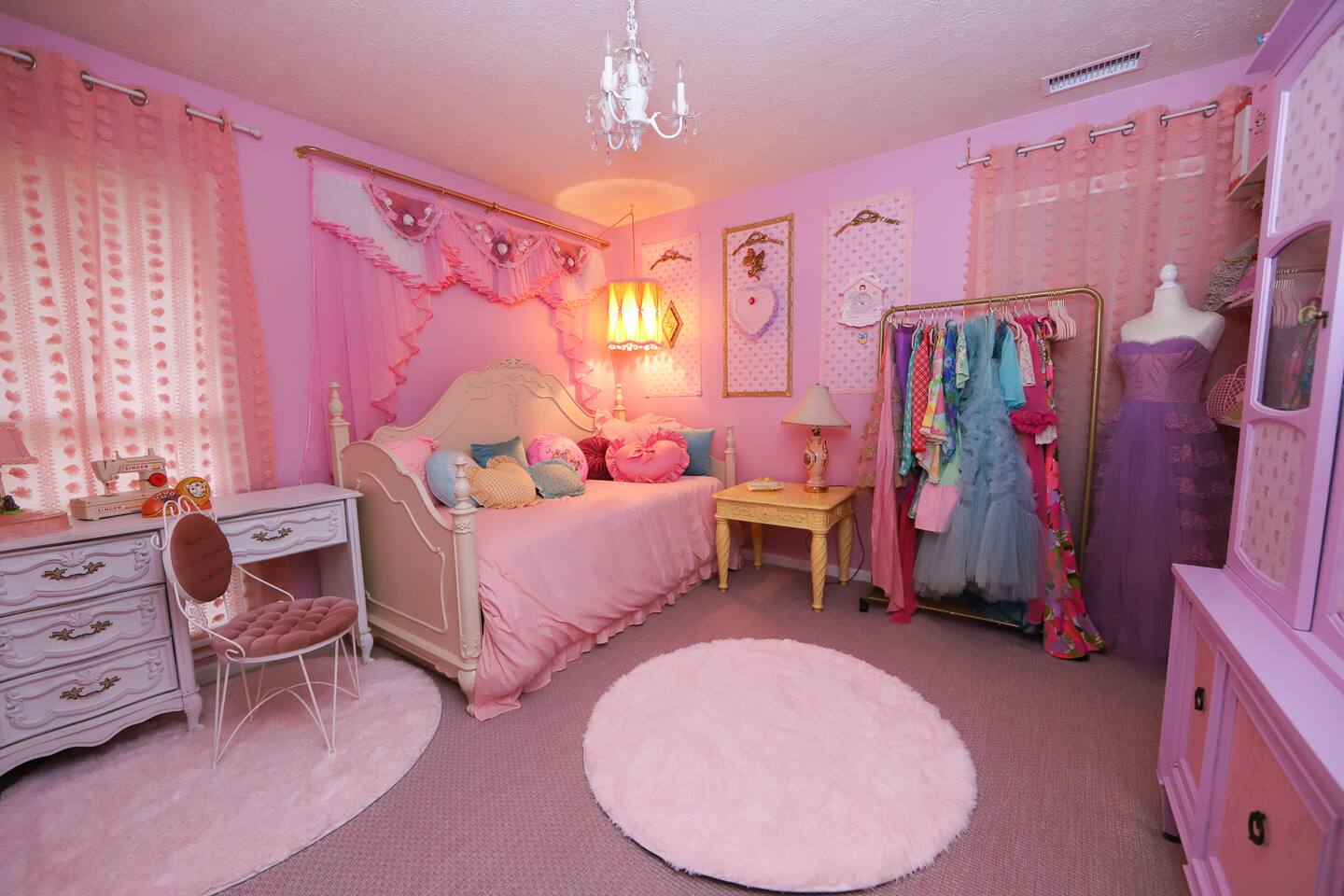 Second bedroom with pink canopy daybed
